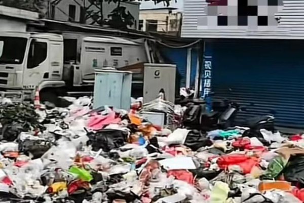 忠泰策略 广西桂林一路口被堆满垃圾 当地回应：中午已经清理