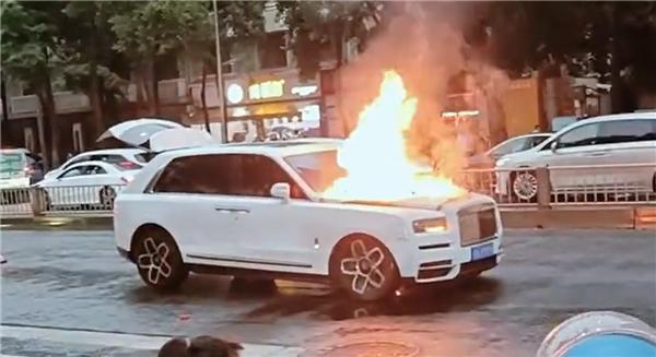 抓牛网 四川一库里南起火引擎盖烧出大洞 损失惨重估百万