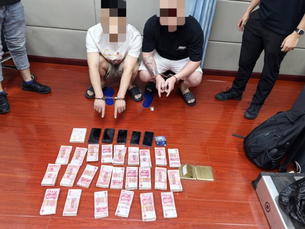 翻翻配资 现金藏草丛、APP里设圈套……四川资阳一女子轻信“充值多退30%”被骗22万