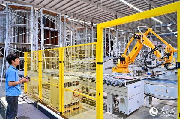 星速配资 江西赣州南康区：智能工厂助推家具制造数字化转型